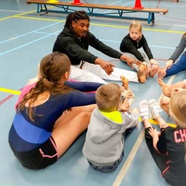 kinderen stretchen bij workshop